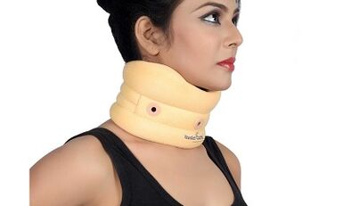 Wearing a collar with cervical osteocondrosis