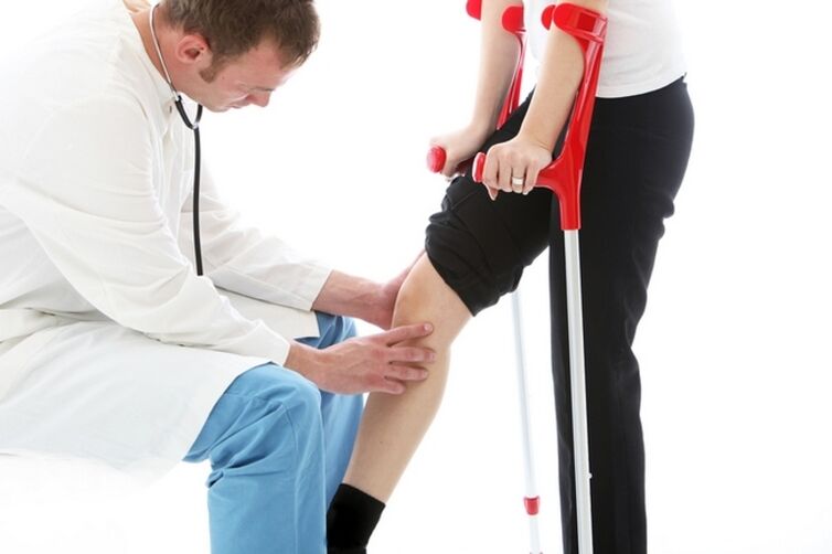 Inspection of a patient's knee with arthrosis of the knee joint